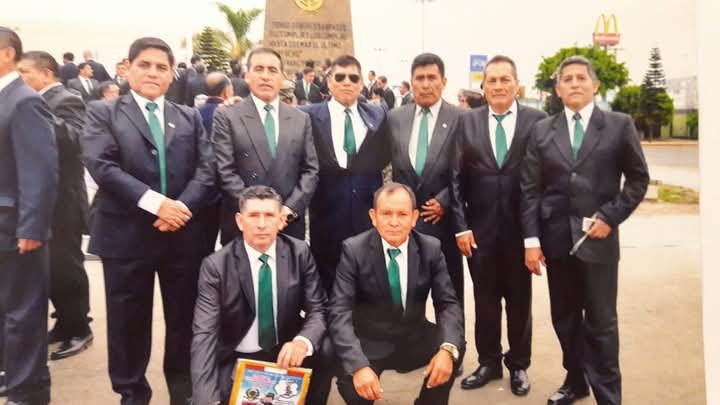 Soldado en entrenamiento de infantería con uniforme militar y equipo táctico en campo abierto